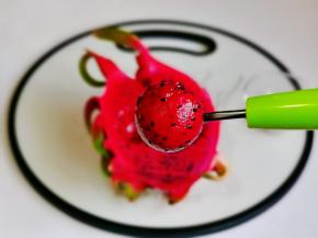 用水果勺挖出几个火龙果圆球。