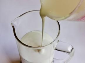 再加入酸奶，启动果汁机打成奶昔，量可以根据个人胃口增减哈。