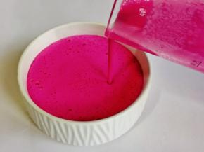 打好的奶昔倒入器具中。