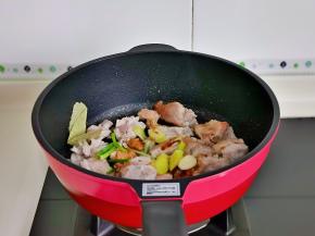 再加入葱姜蒜，香叶八角。