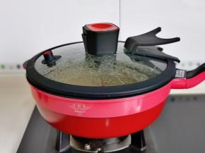 盖上盖子大火烧开焖25分钟，时间可以自己掌握，适合自己口感就好。