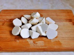 芋艿去皮洗干净，切小块。