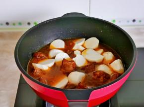 排骨炖的差不多时加入芋艿。