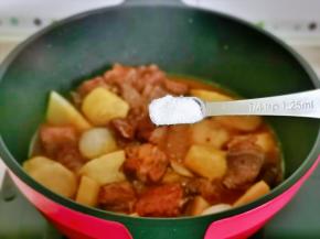 按个人口味加入盐，炖熟关火。