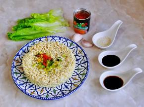 准备食材，泡面里的蔬菜包倒在面饼上。