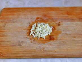 大蒜去皮切碎。