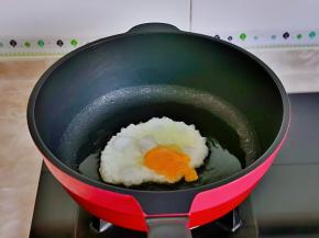 起油锅，待锅热后磕入鸡蛋。