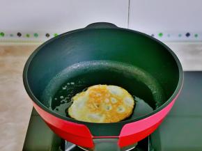 小火煎至两面金黄，盛出备用。