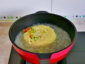 锅中加入水烧开，下泡面饼。