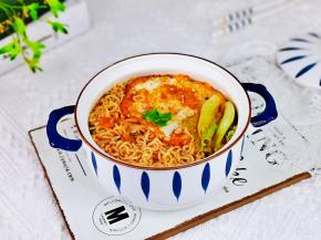 泡面捞出放入调好的料汁碗中，放入荷包蛋，生菜心。（生菜开水烫一下）