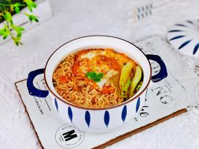 换着花样吃泡面。