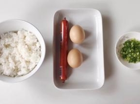 准备好食材，剩饭一大碗，或者煮好米饭，小葱洗净切成葱花。