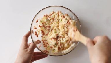 搅拌均匀，让所有食材都裹上鸡蛋液。