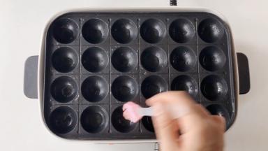 多功能锅用章鱼烧盘，预热后，刷上一层食用油。