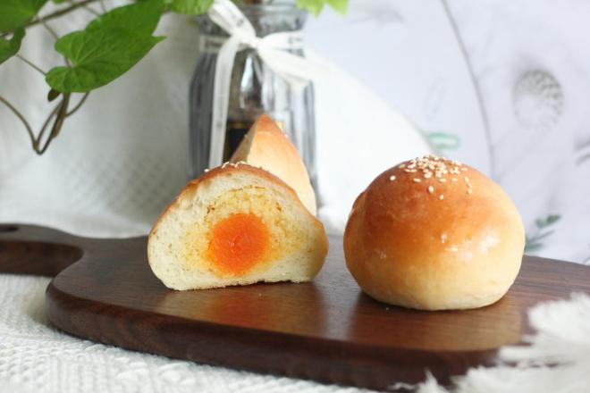 长得像蛋黄酥的椰蓉奶酥咸蛋黄面包