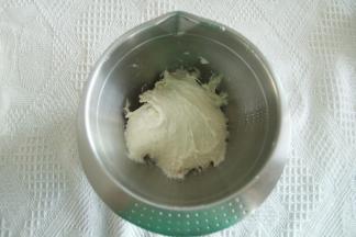 步骤3、取出放入干净盆中，盖保鲜膜室温28度、发酵40分钟-60分钟至2倍大。中种偏湿，怕掌握不好，可预留15克水，后期打面团看情况加入。