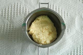 步骤6、混合成团后，放入干净容器中，盖上保鲜膜，冷藏20分钟以上，方便整形。