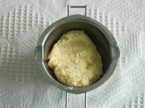 步骤6、混合成团后，放入干净容器中，盖上保鲜膜，冷藏20分钟以上，方便整形。