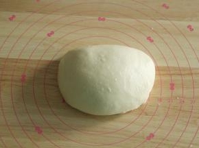 步骤10、直到面团能扯出结实薄膜，破洞边缘基本光滑。将面团取出。双手握住面团，向外折叠收圆，盖保鲜膜，常温松弛30分钟左右。看体积略微膨胀，手指碰触有空气感即可。