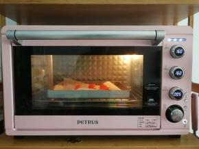 步骤11、然后将蛋黄排入垫了油纸的烤盘，喷白酒，放入预热好的烤箱上下160度烤5分钟。烤完取出微微冷凉。我用的不是现敲蛋黄，如果是现敲蛋黄，生包也是可以的。