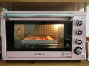 步骤11、然后将蛋黄排入垫了油纸的烤盘，喷白酒，放入预热好的烤箱上下160度烤5分钟。烤完取出微微冷凉。我用的不是现敲蛋黄，如果是现敲蛋黄，生包也是可以的。