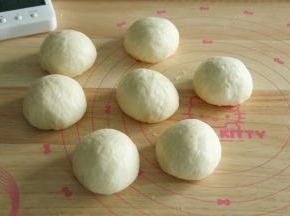 步骤12、此时面团松弛好，直接分割成65克一个，也是折叠收圆后右手握住面团，逆时针略微滚圆即可，盖保鲜膜常温松弛15分钟。