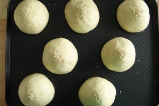 步骤16、温度33度，湿度85，进行二次发酵，可以放在烤箱中，加一碗30度左右温水进行发酵。时间20-30分钟，看状态。