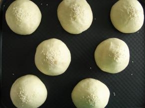 步骤16、温度33度，湿度85，进行二次发酵，可以放在烤箱中，加一碗30度左右温水进行发酵。时间20-30分钟，看状态。