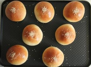 步骤18、烤完取出冷凉，可以趁热刷一层黄油，表面更油亮好看！切开看一看，面包裹着椰蓉，椰蓉裹着蛋黄，吃吃看！