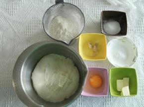 步骤7、发酵完成的中种内部呈现蜂窝状，准备好主面团材料。