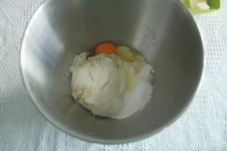 步骤8、打面桶中放高粉、全蛋液、糖、鲜酵母，中种，先1档混合成团，再转2档揉面2分钟后加盐，转3档继续揉面。