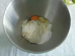 步骤8、打面桶中放高粉、全蛋液、糖、鲜酵母，中种，先1档混合成团，再转2档揉面2分钟后加盐，转3档继续揉面。