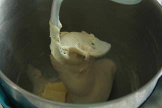 步骤9、将面团揉到光滑，扯开厚膜的状态，加入软化好的黄油，转低速让黄油和面团打到混合，再转高速揉面。