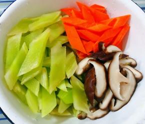 香菇焯水断生时间可以长一些后立即放入冷水中过凉沥干水份再切成片状放入容器备用