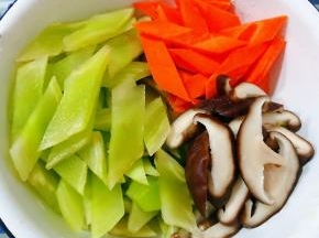 香菇焯水断生时间可以长一些后立即放入冷水中过凉沥干水份再切成片状放入容器备用