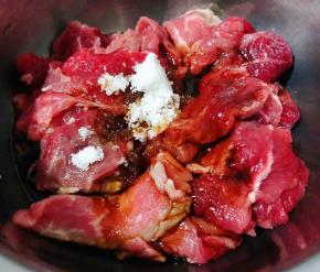 新鲜的牛肉切成片状放入调味料糖、一品鲜酱油、蚝油
