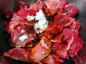新鲜的牛肉切成片状放入调味料糖、一品鲜酱油、蚝油