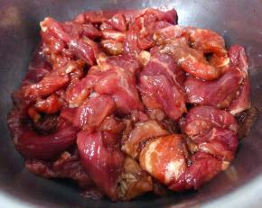 调味料拌匀煨制二十分钟入味