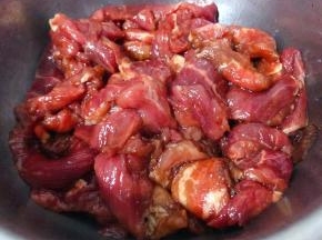 调味料拌匀煨制二十分钟入味