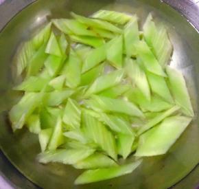 焯好水的莴笋片立即放入冷水中过凉后沥干水份