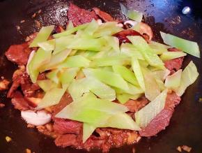 放入莴笋片炒匀