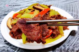 牛肉入口鲜嫩可口混搭时蔬一起吃超级棒