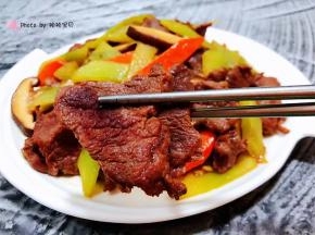 牛肉入口鲜嫩可口混搭时蔬一起吃超级棒
