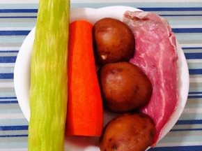 准备原材料牛肉、香菇、莴笋、胡萝卜