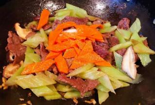 放入香菇和胡萝卜片同时放入盐和味精