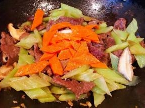 放入香菇和胡萝卜片同时放入盐和味精