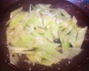 莴笋切成薄片在开水中焯水断生时间不宜过长