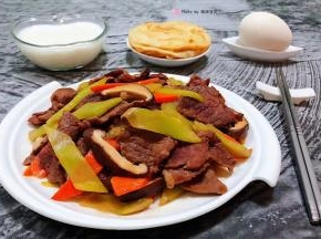 和葱油饼、牛奶、鹅蛋一起搭配就是标配的营养早餐