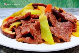 营养丰富的莴笋香菇炒牛肉片装入盘中就大功告成了