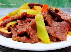 营养丰富的莴笋香菇炒牛肉片装入盘中就大功告成了
